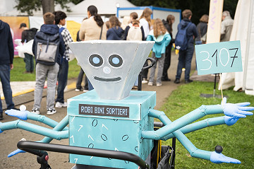 Eines der Wettbewerbsexponate: Der Roboter kann schwarze und weiße Tischtennisbälle voneinander trennen.