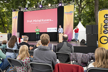 Bei der Kinder-Uni erklärt Prof. Michal Kucera, warum er für seine Forschung gerne in die Vergangenheit blickt.